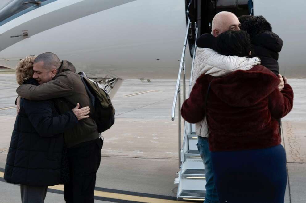 Il Presidente del Consiglio Giorgia Meloni e Antonio Tajani accolgono Alberto Trentini e Mario Burlò rilasciati dopo 14 mesi di detenzione in Venezuela a rientrati in Italia con volo di Stato
DISTRIBUTION FREE OF CHARGE – NOT FOR SALE – Obbligatorio citare la fonte LaPresse/Palazzo Chigi/Filippo Attili