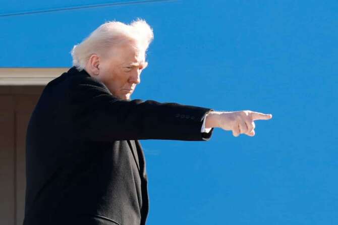 President Donald Trump gestures from the stairs of Air Force One as he boards upon his arrival at Joint Base Andrews, Md., Tuesday, Jan. 13, 2026. (AP Photo/Luis M. Alvarez) Associate Press/ LaPresse Only Italy and Spain