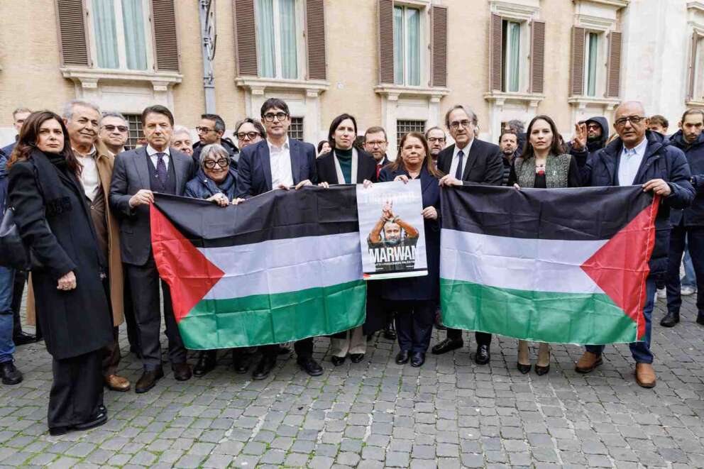 Giuseppe Conte, Nicola Fratoianni, Elly Schlein e Angelo Bonelli dopo l’incontro con Fadwa Barghouti (al centro) e il Comitato nazionale per la liberazione di Marwan Barghouti, Roma, Mercoledì 21 Gennaio 2026 (Foto Roberto Monaldo / LaPresse)