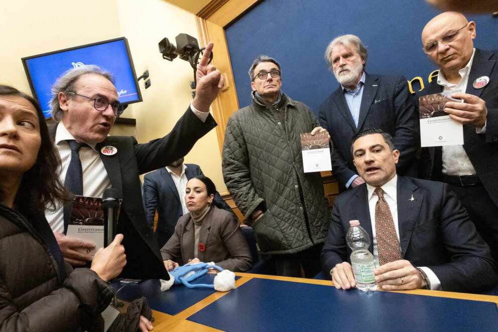 Domenico  Forgiule LEGA circondato dai parlamentari della sinistra, Angelo Bonelli AVS durante l’occupazione della sala stampa della Camera per impedire  la  conferenza stampa di presentazione della raccolta firme a sostegno della proposta di legge di iniziativa popolare ‘ Remigrazione e Riconquista’. Camera dei Deputati, Roma Venerdì 30 Gennaio  2026 (foto Mauro Scrobogna / LaPresse)