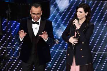 Foto Gian Mattia D’Alberto /LaPresse 09-02-2016 Sanremo, IM Spettacolo 66° Festival della Canzone Italiana, Prima serata nella foto: Laura Pausini, Carlo Conti Photo Gian Mattia D’Alberto/LaPresse 02-09-2016 Sanremo, IM Entertainment 66th Festival of italian song, First evening In the photo: Laura Pausini, Carlo Conti