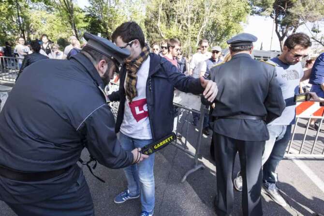 FOTO DI REPERTORIO Foto LaPresse – Andrea Panegrossi 19/04/2019 Roma, Italia cronaca Preparativi per la Via Crucis al Colosseo Nella foto: Controlli ai varchi da parte delle forze dell’ordine Photo LaPresse – Andrea Panegrossi 19/04/2019 Rome, Italy news Preparations for the Via Crucis at the Colosseum In the pic: Checks at the gates by the police