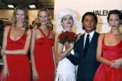 ©girella/lapresse archivio storico spettacolo cinema anni ’90 Sharon Stone con Claudia Schiffer, Karen Mulder, Valentino e Christy Turlington nella foto: l’attrice Sharon Stone con le modelle Claudia Schiffer, Karen Mulder e Christy Turlington e lo stilista Valentino Garavani al termine di una sfilata