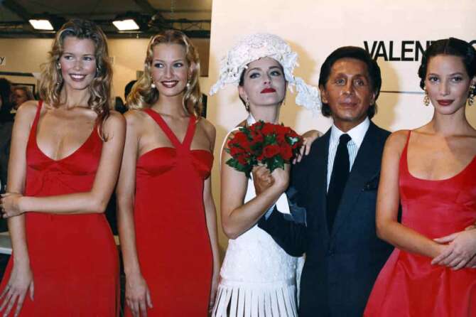 ©girella/lapresse archivio storico spettacolo cinema anni ’90 Sharon Stone con Claudia Schiffer, Karen Mulder, Valentino e Christy Turlington nella foto: l’attrice Sharon Stone con le modelle Claudia Schiffer, Karen Mulder e Christy Turlington e lo stilista Valentino Garavani al termine di una sfilata