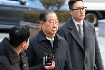 Corea del Sud, l’ex primo ministro Han Duck-soon condannato a 23 anni: aiutò l’ex presidente ad imporre la legge marziale