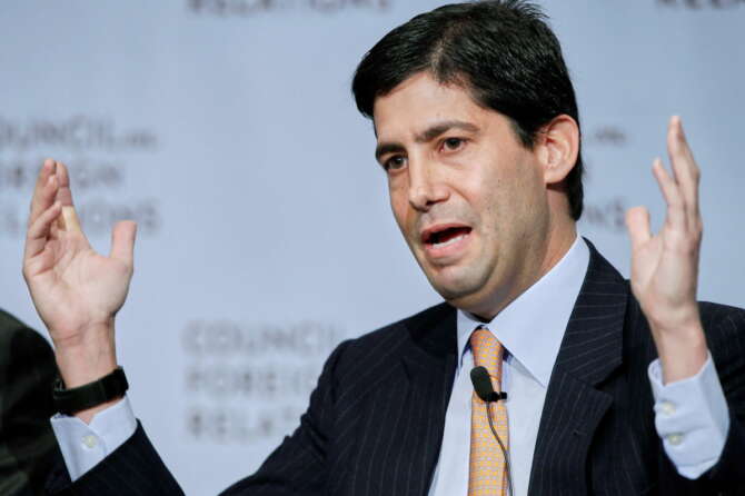 Chi è Kevin Warsh, l’economista scelto da Trump per la FED: convertito al trumpismo, sostituisce il “nemico” Powell