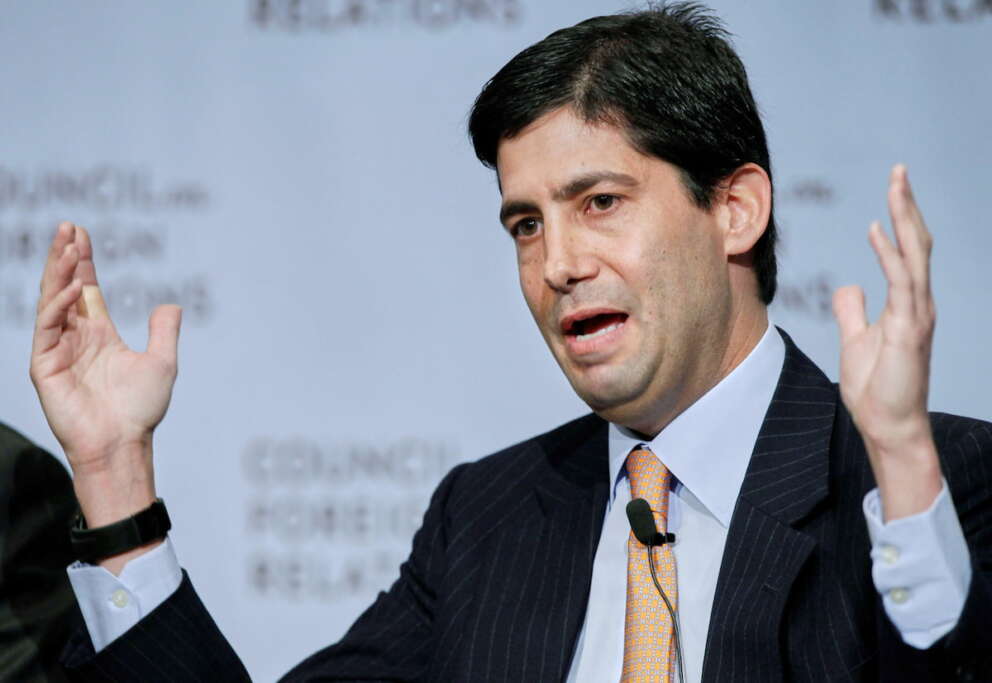 Chi è Kevin Warsh, l’economista scelto da Trump per la FED: convertito al trumpismo, sostituisce il “nemico” Powell