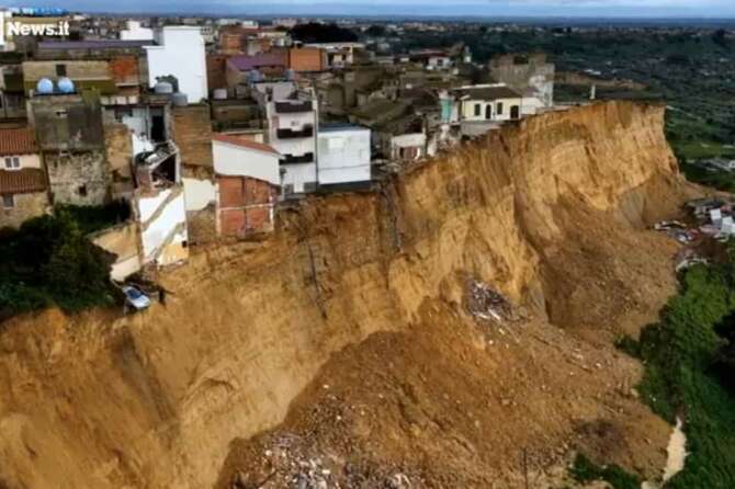 Niscemi sta franando, un canyon minaccia il centro storico: “Crolleranno le case nel giro di 50, 70 metri, 1.500 sfollati”