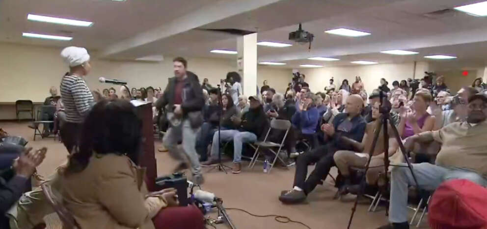 Minneapolis, la deputata Dem Ilhan Omar aggredita con una siringa durante un comizio: per Trump “è un’impostora”