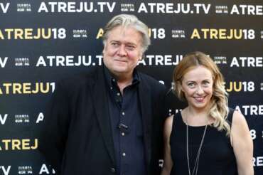 Bannon scomunica Meloni “globalista totale”, l’attacco all’Italia sull’ICE alle Olimpiadi: “Fuck you”