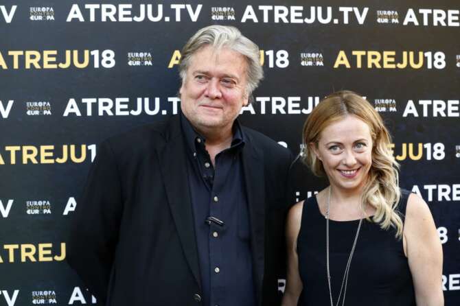 Bannon scomunica Meloni “globalista totale”, l’attacco all’Italia sull’ICE alle Olimpiadi: “Fuck you”