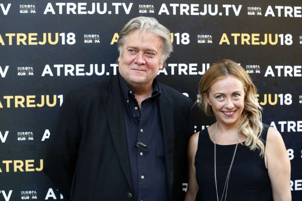 Bannon scomunica Meloni “globalista totale”, l’attacco all’Italia sull’ICE alle Olimpiadi: “Fuck you”