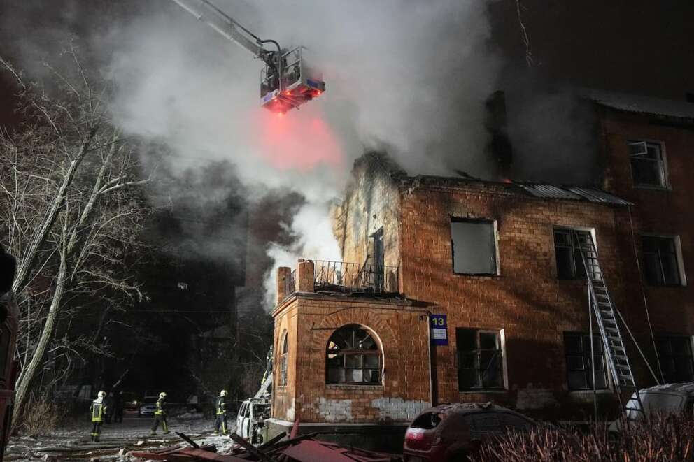 Ucraina, intensi bombardamenti russi su Kiev e Leopoli: il Cremlino lancia il missile ipersonico Oreshnik