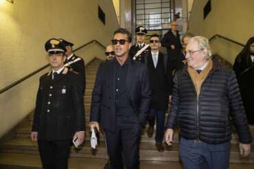 Guerra Corona-Signorini, tribunale accoglie il ricorso del presentatore tv: giudice blocca “Falsissimo”