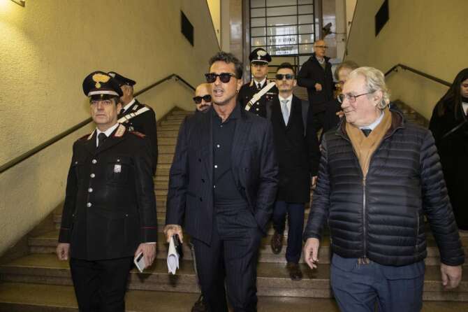 Guerra Corona-Signorini, tribunale accoglie il ricorso del presentatore tv: giudice blocca “Falsissimo”