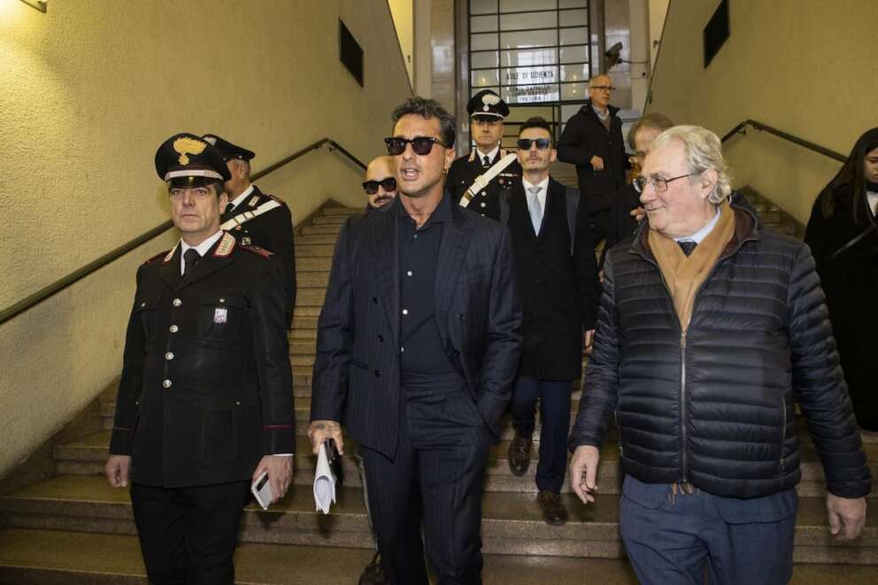 Guerra Corona-Signorini, tribunale accoglie il ricorso del presentatore tv: giudice blocca “Falsissimo”