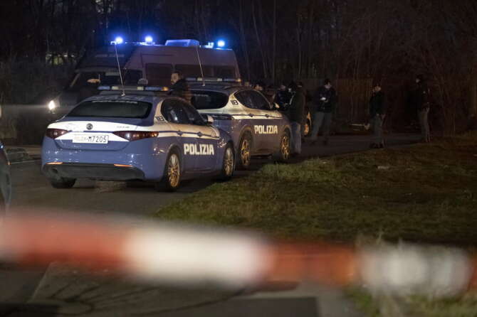 Milano, poliziotto spara e uccide un 28enne a Rogoredo: “Ci puntava una pistola”, ma l’arma era a salve