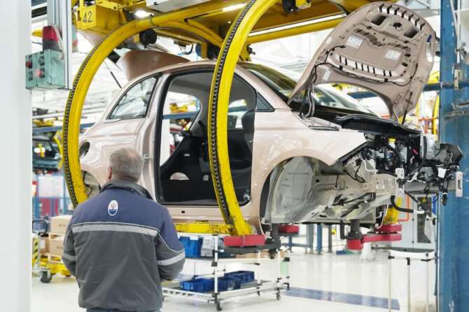 Stellantis, il 2025 è un disastro: solo 213mila auto prodotte in Italia, mai così poche dal 1955