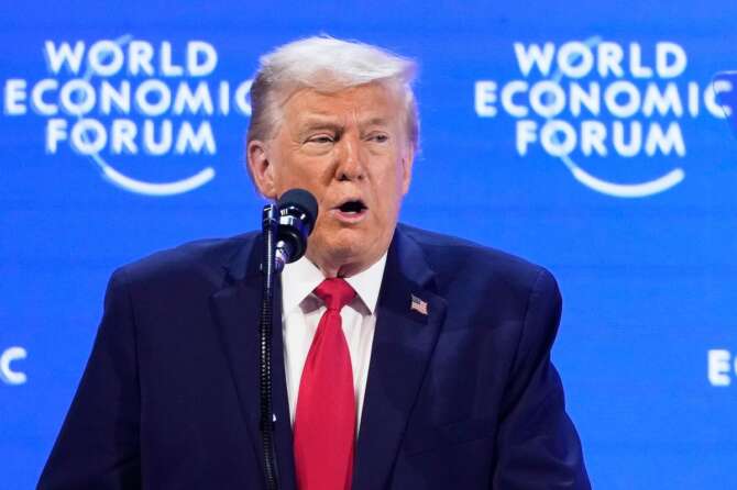 Trump senza freni a Davos: “Negoziati per la Groenlandia, ci ricorderemo se dite no. L’Europa non va nella direzione giusta”
