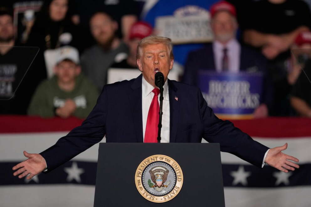 Trump in Iowa apre la corsa alle Midterm ed evoca scenari da guerra civile: “Se perdiamo succederanno cose brutte”