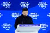 Zelensky a Davos tra schiaffi all’Europa e l’annuncio del trilaterale con Usa e Russia: “Leader Ue persi e divisi”