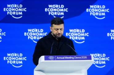 Zelensky a Davos tra schiaffi all’Europa e l’annuncio del trilaterale con Usa e Russia: “Leader Ue persi e divisi”