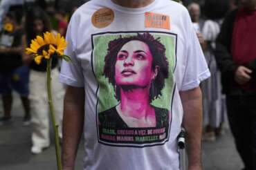 An activist wearing a T-shirt with the image of former city councilwoman Marielle Franco attends a rally prior to the trial for Franco’s alleged killers, outside the Court of Justice, in Rio de Janeiro, Wednesday, Oct. 30, 2024. (AP Photo/Silvia Izquierdo) Associated Press/LaPresse