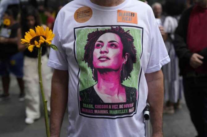 An activist wearing a T-shirt with the image of former city councilwoman Marielle Franco attends a rally prior to the trial for Franco’s alleged killers, outside the Court of Justice, in Rio de Janeiro, Wednesday, Oct. 30, 2024. (AP Photo/Silvia Izquierdo) Associated Press/LaPresse