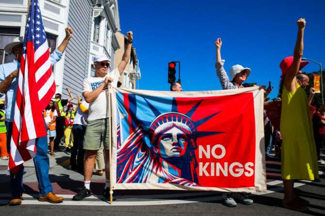 From left, Dabney Standley of Sausalito, Harrison Miller of Marin, and Marguerite Buttrick of Oakland assemble for the “No Kings” protest at Wilma Chan Park before their march to Lake Merritt in Oakland, Calif., on Saturday, Oct. 18, 2025. (Yalonda M. James/San Francisco Chronicle via AP)

Associated Press/LaPresse