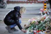 Flowers and votive lights are brought near the Le Constellation bar, where a devastating fire caused deaths and injuries during New Year’s celebrations in Crans-Montana, Swiss Alps, Switzerland, Saturday, January 3, 2026. (Photo by Marco Alpozzi /LaPresse) Fiori e candele votive sono stati portati vicino al bar Le Constellation, dove un devastante incendio ha causato morti e feriti durante i festeggiamenti di Capodanno a Crans-Montana. Alpi svizzere, Svizzera, sabato 3 gennaio 2026. (Foto Marco Alpozzi /LaPresse)