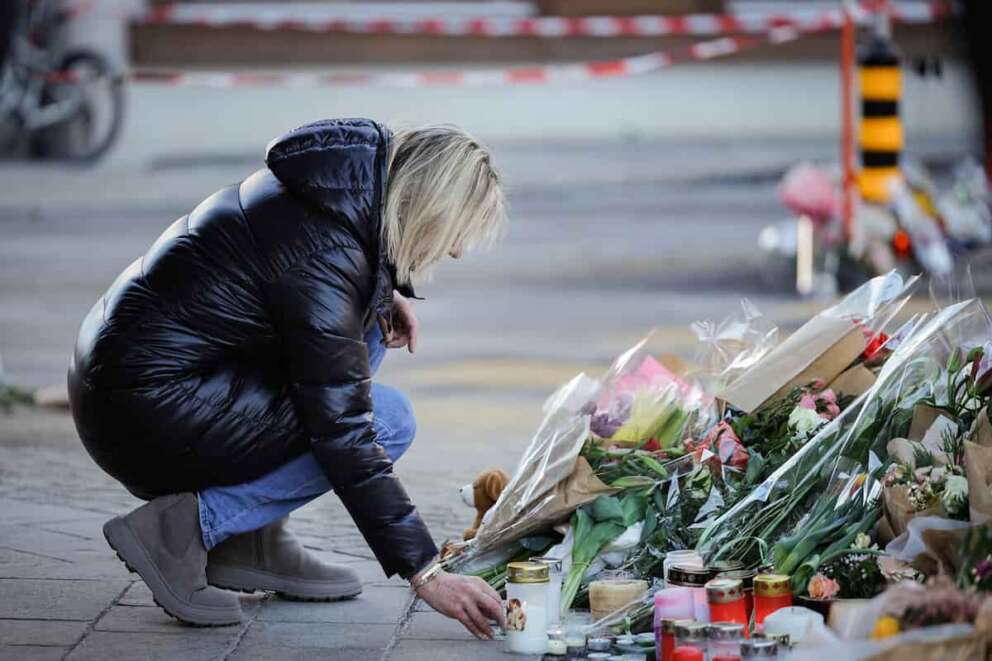 Flowers and votive lights are brought near the Le Constellation bar, where a devastating fire caused deaths and injuries during New Year’s celebrations in Crans-Montana, Swiss Alps, Switzerland, Saturday, January 3, 2026. (Photo by Marco Alpozzi /LaPresse) Fiori e candele votive sono stati portati vicino al bar Le Constellation, dove un devastante incendio ha causato morti e feriti durante i festeggiamenti di Capodanno a Crans-Montana. Alpi svizzere, Svizzera, sabato 3 gennaio 2026. (Foto Marco Alpozzi /LaPresse)