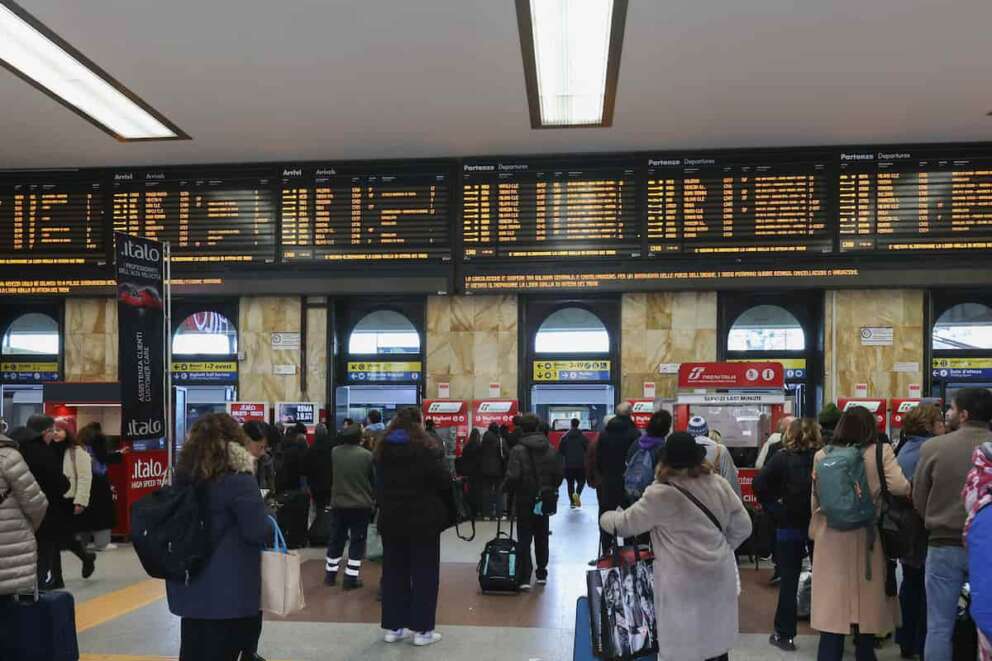 treni in ritardo: «Tre danneggiamenti, cavi tranciati e ipotesi sabotaggio anarchico per le Olimpiadi»,disagi sull’Alta Velocità e le linee regionali 7 Febbraio 2026 – Bologna – Italia (Photo Guido Calamosca / LaPresse) Bologna, train delays: “Three damaged trains, severed cables, and suspected anarchic sabotage for the Olympics,” disruptions on high-speed trains and regional lines. February 7, 2026 – Bologna – Italia (Guido Calamosca/ LaPresse )