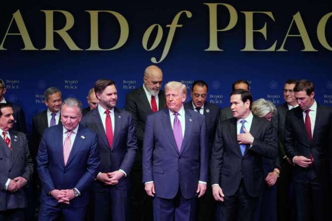 Lo show di Trump al Board of peace: tra foto, battute e Gloria di Umberto Tozzi