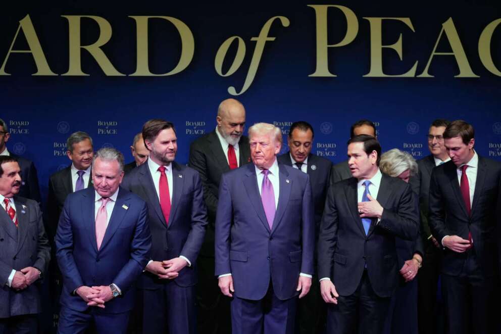 Lo show di Trump al Board of peace: tra foto, battute e Gloria di Umberto Tozzi