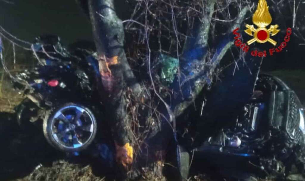 Auto contro un albero: morti sul colpo due ragazzi, avevano 24 e 22 anni