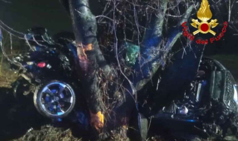 Auto contro un albero: morti sul colpo due ragazzi, avevano 24 e 22 anni