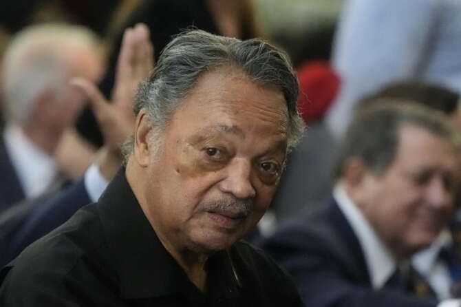 Morto il reverendo Jesse Jackson, icona dei diritti civili: le lotte con Martin Luther King e la corsa alla Casa Bianca