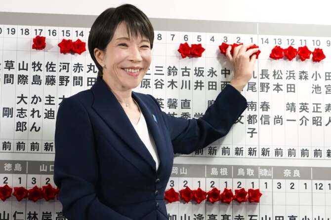 Elezioni in Giappone, Sanae Takaichi domina nelle urne: la premier conservatrice vince la scommessa del voto anticipato