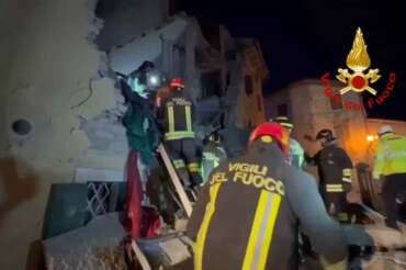 Esplode palazzina: un morto, tre feriti e vicini di casa evacuati: “Miracolo che altre persone si siano salvate”