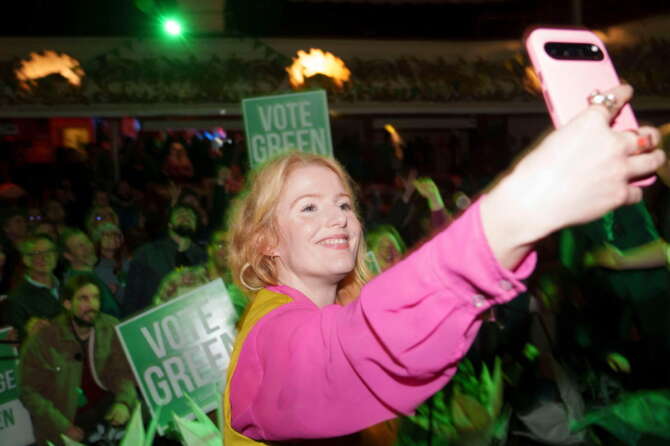 Tracollo laburista a Manchester, Starmer sconfitto nel feudo del partito: le suppletive vanno ai Verdi, Reform UK secondo