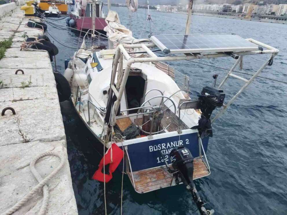 La barca del cittadino turco prima di essere distrutta