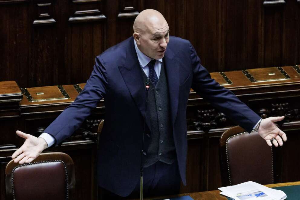 Vannacci sfida la Lega sul Dl Ucraina, governo costretto alla fiducia per blindare gli aiuti a Kiev: Crosetto contro l’ex generale