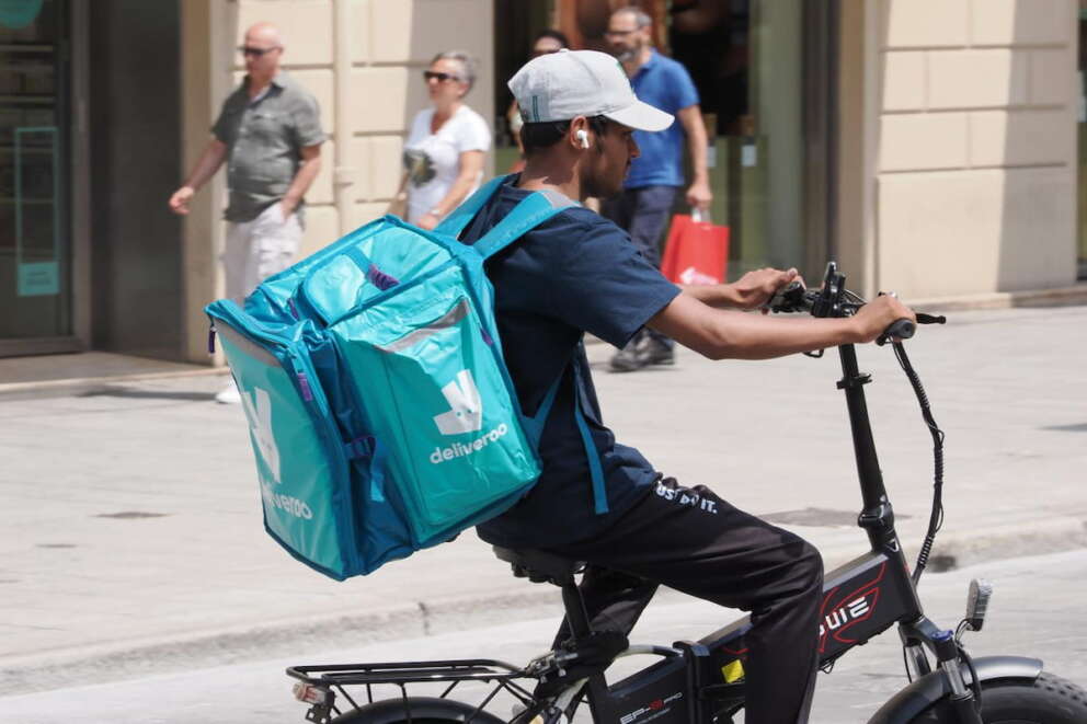 Deliveroo, caporalato 2.0 con i rider: la società sottoposta a controllo giudiziario per i compensi da fame