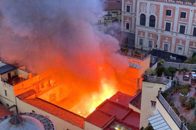 A Napoli distrutto dalle fiamme lo storico teatro Sannazaro, la cupola crolla sulla platea: si indaga per incendio colposo