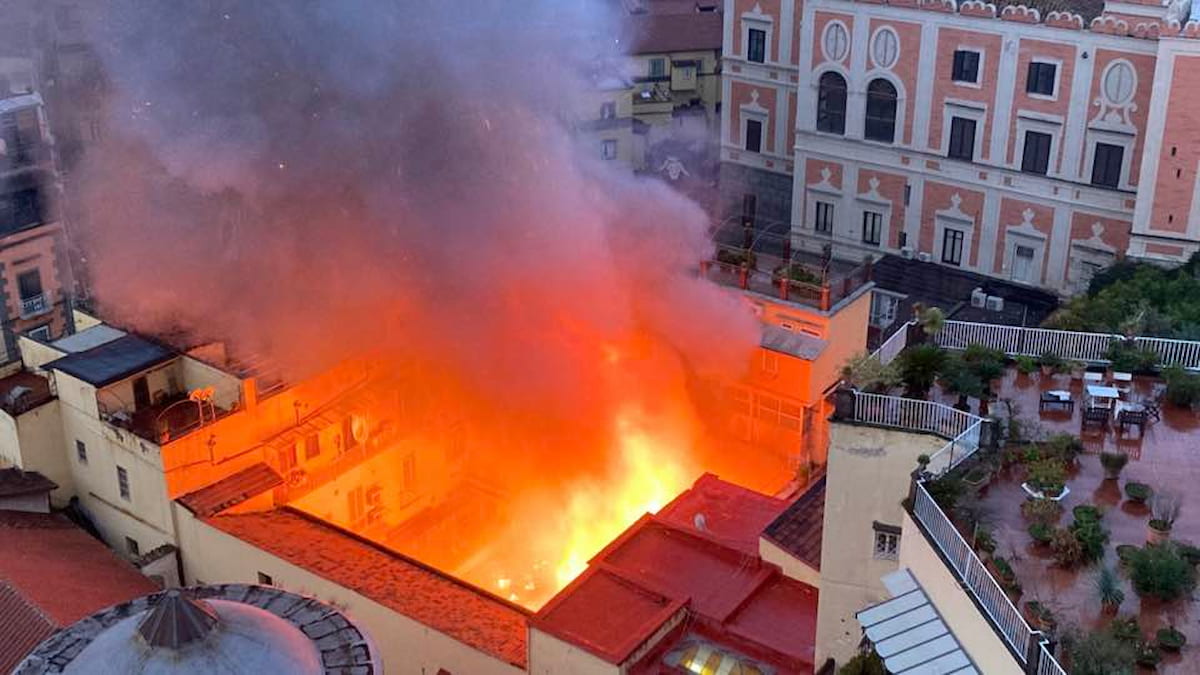 A Napoli distrutto dalle fiamme lo storico teatro Sannazaro, la cupola crolla sulla platea: si indaga per incendio colposo