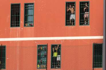 Decreto Caivano, colpo di genio del governo Meloni: per la prima volta scoppiano anche gli istituti penali per minorenni