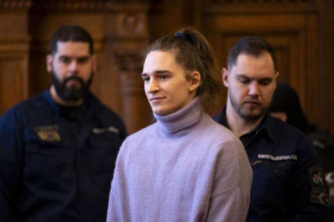 Maja T. condannata a 8 anni in Ungheria nel processo “fotocopia” di quello di Ilaria Salis: “Farsa orchestrata da Orban”