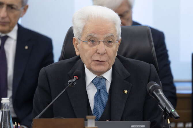 Mattarella al Csm, il capo dello Stato al Plenum per difenderlo dai veleni del governo Meloni-Nordio: “Serve rispetto”