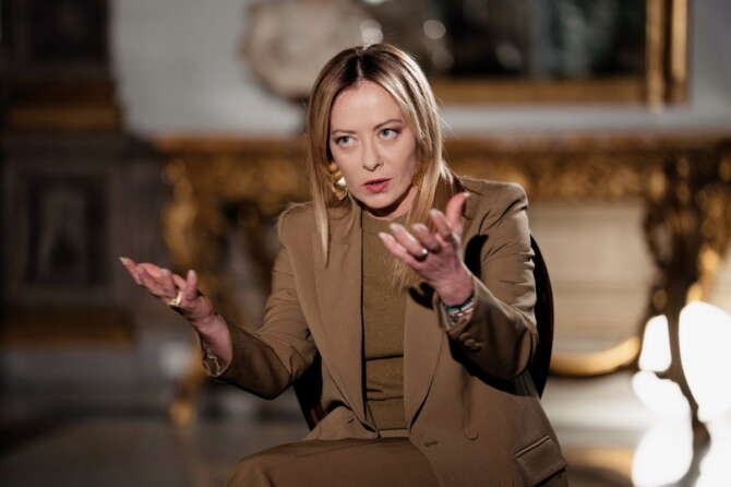 Meloni, la surreale giravolta della premier sulla giustizia: “Giuste parole di Mattarella, c’è chi vuole lotta nel fango”