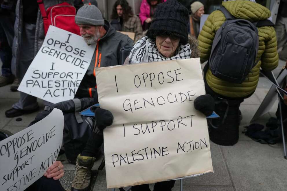 Palestine Action “terrorista”, l’Alta Corte inglese stoppa il governo Starmer: il bando è illegittimo